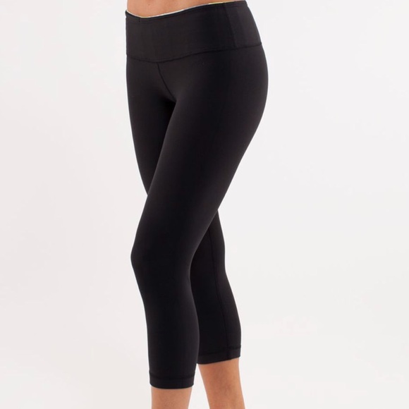 lululemon athletica Pants - Lululemon Wunder Under Cropped Leggings